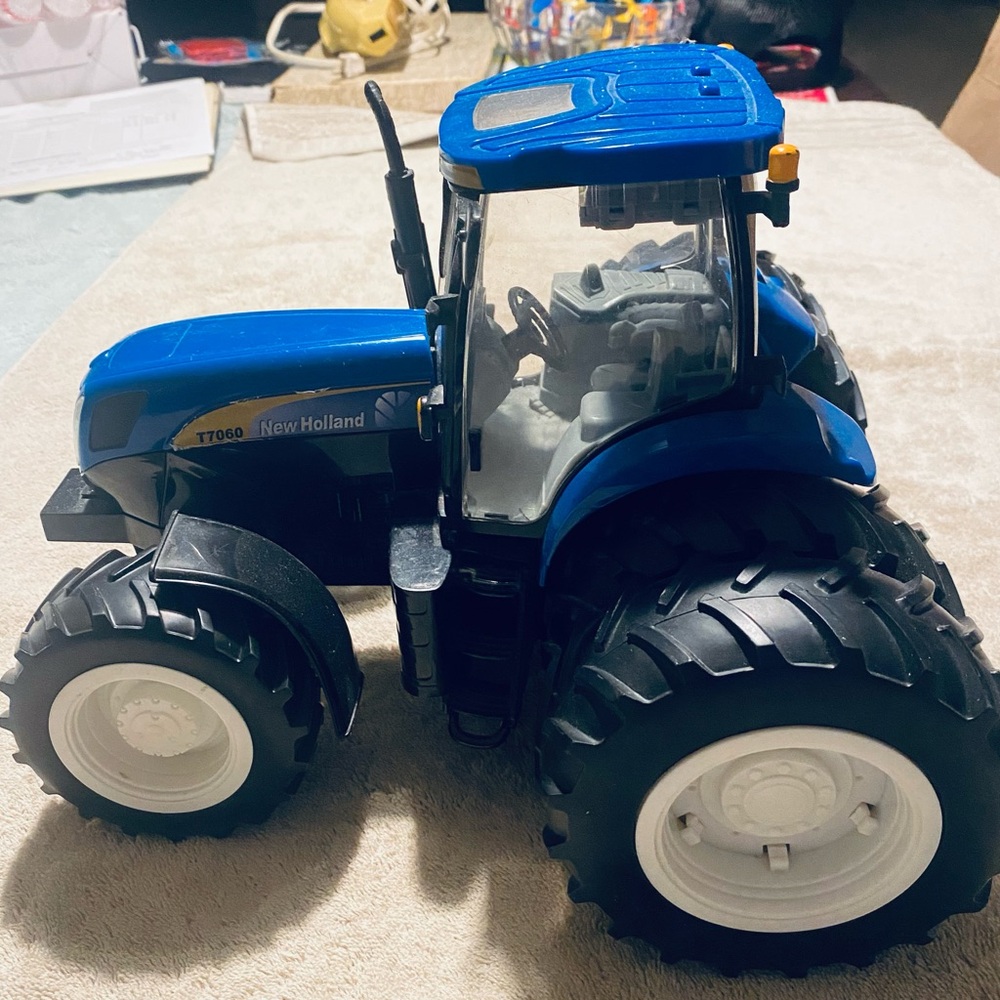 Britains New Holland T7060 Tractor Scale 1:32 Farm Agriculture DUALS